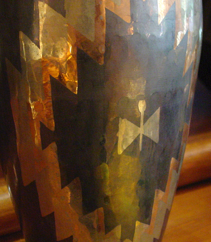Vaso in metallo Vintage Dinanderie decorazione farfalla del XX Secolo Opera originale e disponibile - Robertaebasta® Art Gallery opere d’arte esclusive.